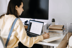 Frau sitzt vor einem Laptop