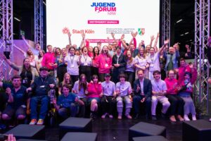 Gruppenbild mit glücklichen Menschen auf einer Bühne