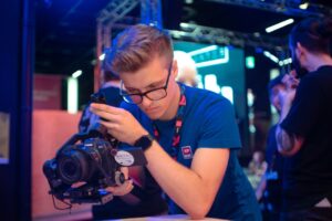 Junger Mann filmt mit einer Kamera