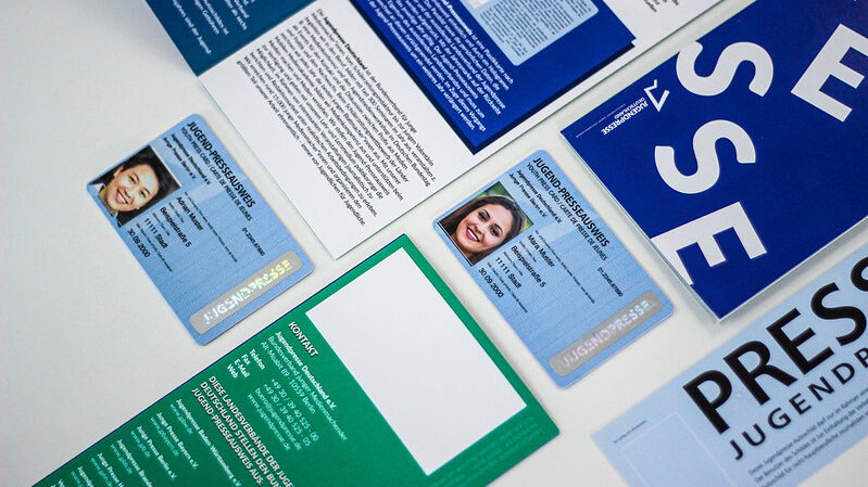 Bild von einem Jugend-Presseausweis zwischen Flyern