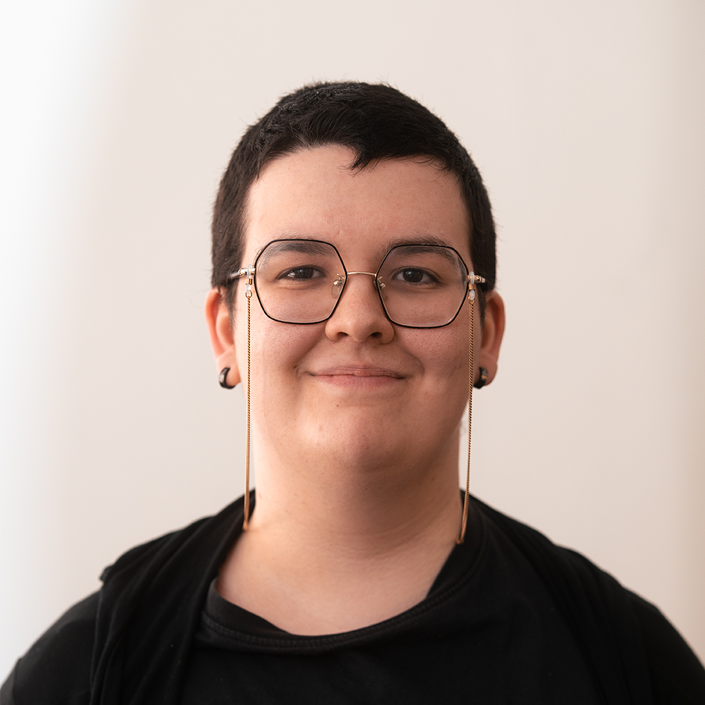 Portraitfoto von Kade Schreckenberg vor neutralem Hintergrund