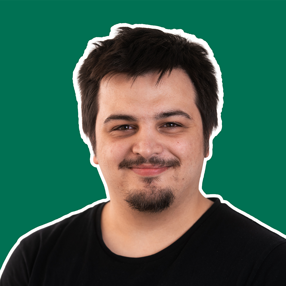 Portraitfoto von Lukas Schieren vor einem farbigen Hintergrund