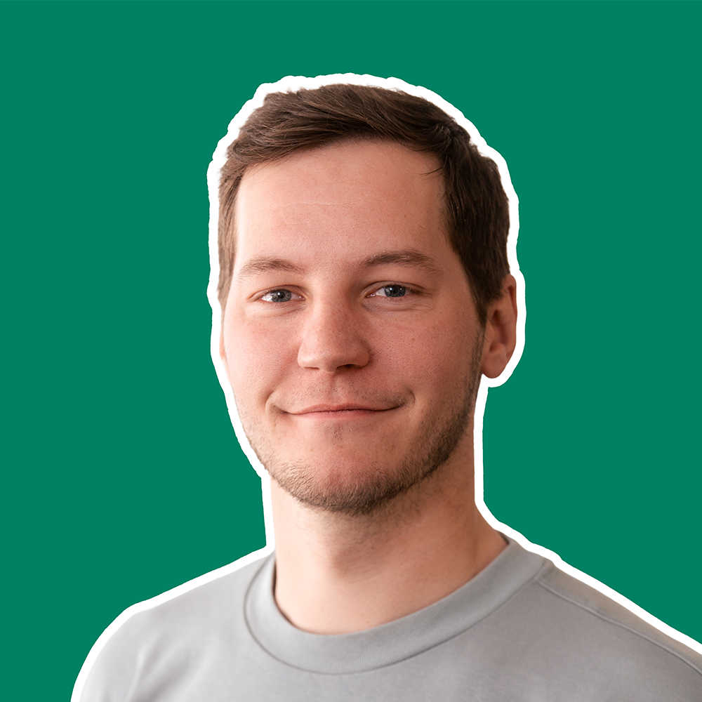 Portraitfoto von Mika Baumeister vor einem farbigen Hintergrund