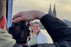 Eine Person macht ein Portrait mit einer Digitalkamera